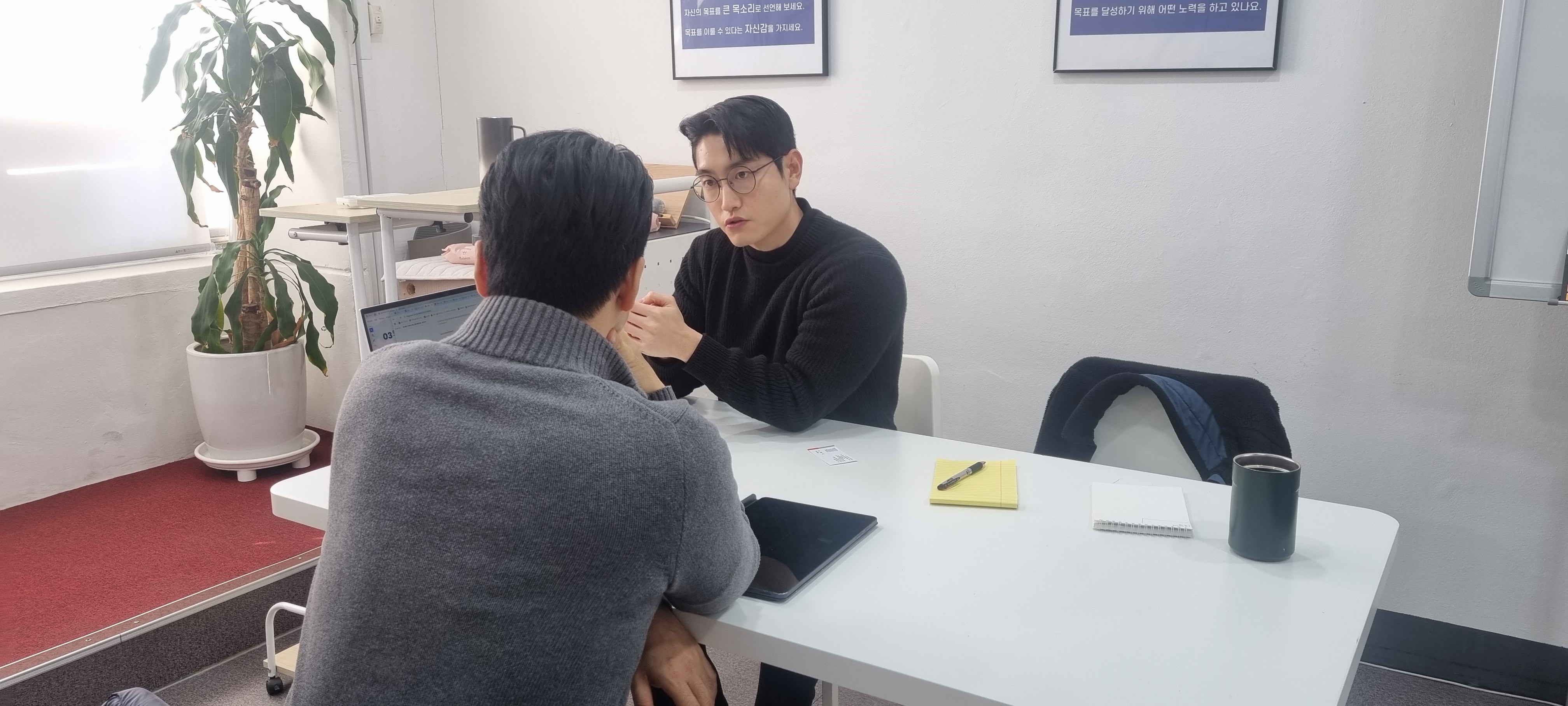 고객사 대표님과 오래 이야기를 나누는 모습